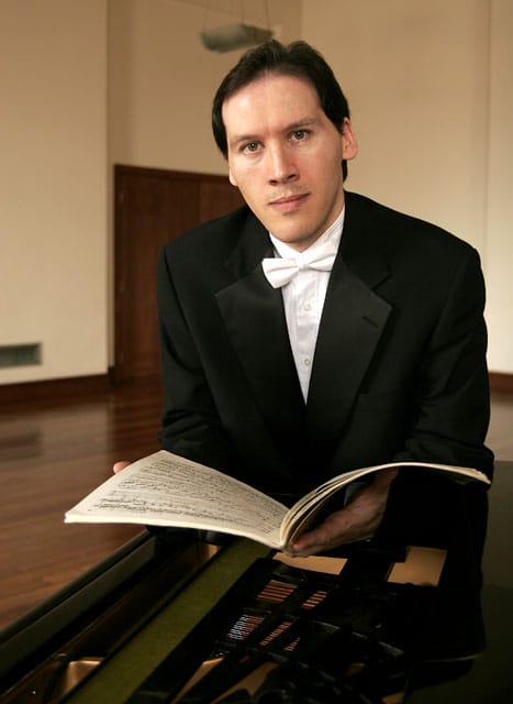Klavier Lehrer in Salzburg mit Partitur